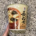セブンイレブンのカップスープコーナーに並んでいる【カップみそ汁 長ねぎ 24g】を買ってみました。 セブンプレミアム商品のお味噌汁には、フリーズドライのタイプと