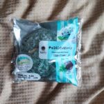 甘いパンが食べたいなと思い、陳列棚で悩んでいたら、ひたすら目立った青いやつ、ファミマル「チョコミントメロンパン」を発見。 凄く真っ青でミントが強烈そうですが、気