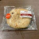 セブンイレブンの新商品「韓国風 もちっとじゃがいもパン」を食べてみた感想です！ 見た目はシンプルで、表面にたっぷりのブラックペッパーがふりかけられていて香りが良