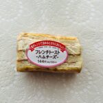 デイリーヤマザキで気に入って購入しているリピート商品、フレンチトーストハムチーズ。ラップに包まれていて手作り感満載の素朴な見た目で、一見商品なの？と思うほど。 