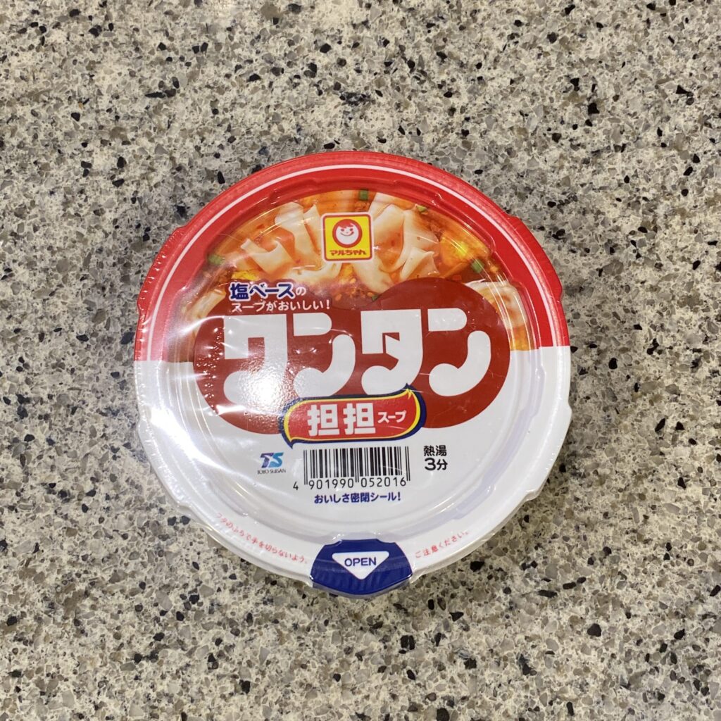 セブンイレブンのインスタントラーメン・スープのコーナーでみつけた【ワンタン　担担スープ】を買ってみました。 マルちゃんのワンタンスープは知っていたのですが、担々