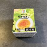 セブンイレブンで「セブンプレミアム 味付き半熟ゆでたまご」を見つけて、サラダ用に買ってみました！ パックを開けると、ちょうど良いサイズ感のゆでたまごが1個。今回