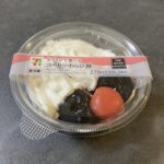 セブンイレブンの「ホイップで食べる コーヒーわらび餅」、ネーミングに惹かれてつい手が伸びたスイーツです！ 見た目はレトロかわいく、黒々としたコーヒー風味のわらび