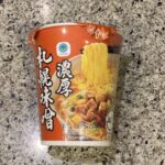ファミリーマートオリジナルカップラーメン【濃厚札幌味噌】を買ってみました。 コンビニのプライベートブランド商品なので、正直そんなにかな？という気持ちもあったので