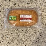 セブンイレブンのカレーパンといえば、レジ横の店内で揚げたホットスナックコーナーのもの、といつの間にか定着している気がしますが、パンコーナーにもありました。 【た