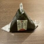 セブンイレブンの「辛子明太子おにぎり」を食べてみたのでレビューします！ ひとくち食べてまず感じたのは、明太子の量がたっぷりで大満足だったこと。中までしっかり具が