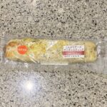 セブンイレブンのパンコーナーで、『おすすめ』シールが貼られていたので、【こんがりチーズオニオンスティック】を買ってみました。 セブンイレブンのパンは基本的に美味