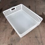 ワッツ（Watts）で【ストックバスケット A4】を購入。 車内の小物整理に♪ 近所のスーパーの中にワッツがあったので立ち寄りました。 仕事用で使う車の車内収納