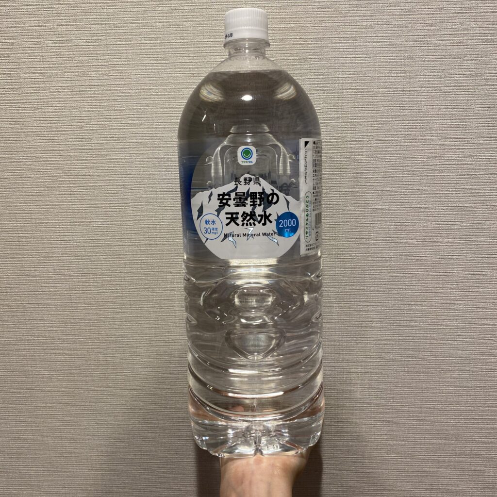 毎日飲むからこそお水はこだわりたい、そんな人にオススメのコンビニで買える天然水が、ファミリーマートにあります。 【長野県安曇野の天然水2000ml】です。 もう