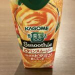 ファミリーマートで「カゴメ 野菜生活100 Smoothie ビタミンスムージー」を見つけて、朝のドリンク用に買ってみました！ スムージー系はドロッとしたタイプ