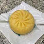 セブンイレブンのレジの横に中華まんコーナーが出来ていたので、大好きな【もちふわ×とろ～り　ピザまん】を買ってみました。 こちらは【価格：160円(税込)】でした