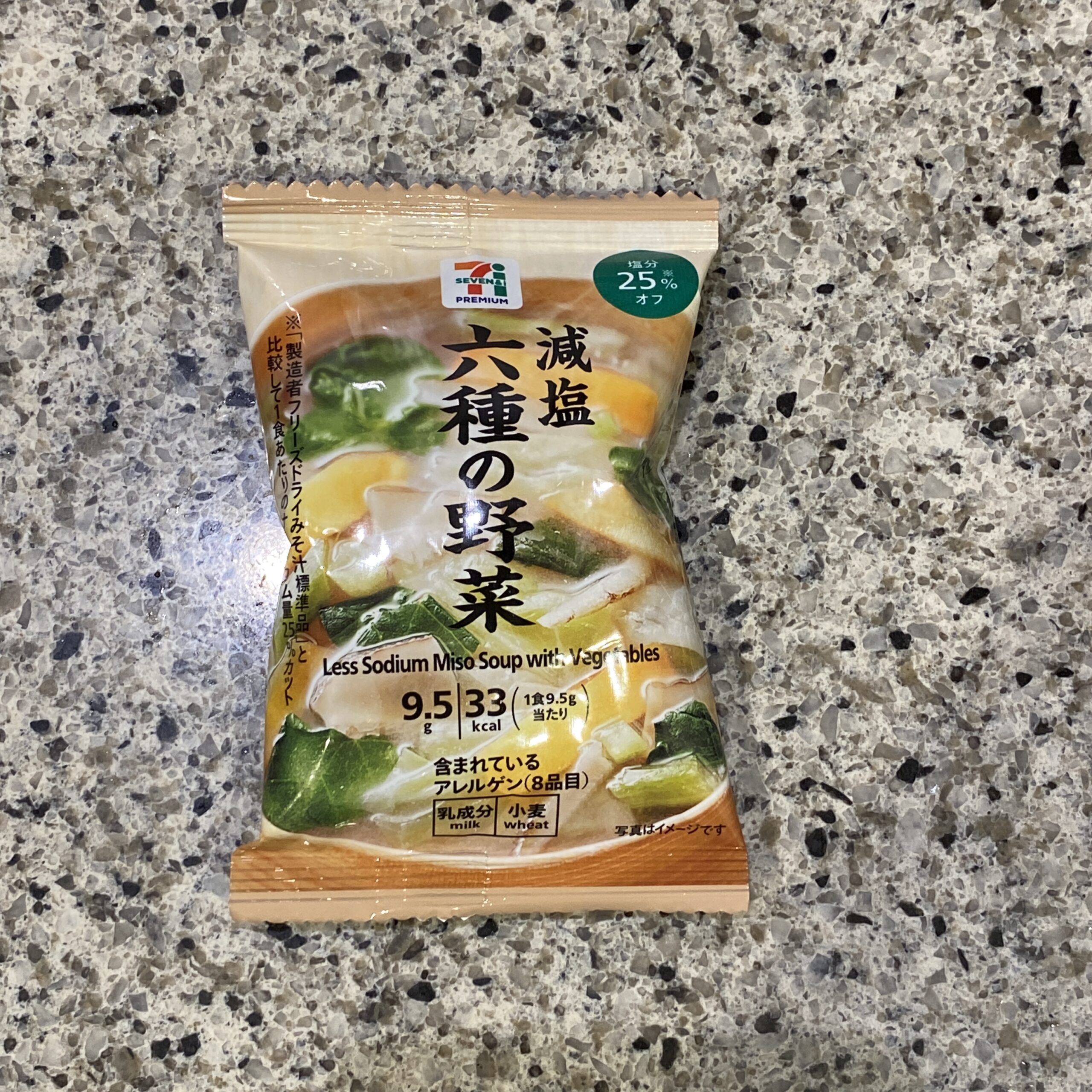 セブンイレブンのフリーズドライスープコーナーにある【フリーズドライ 減塩六種の野菜味噌汁 9.6g】を買ってみました。 普段はお味噌汁は家で数日分をまとめて作る