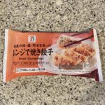 セブンイレブンの冷凍食品コーナーの中でも特にリーズナブルな【レンジで焼き餃子 5個入】を久しぶりに買ってみました。 セブンイレブンの冷凍食品コーナーはとても種類