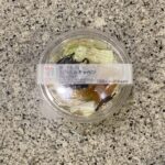 セブンイレブンのサラダコーナーで見つけた【振って食べる　おつまみキャベツ】を買ってみました。 キャベツに塩昆布と塩だれをかけて混ぜて食べる焼肉屋さんの定番のおつ