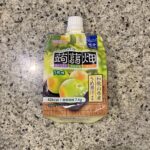 コンビニでつい毎回チェックしてしまう、パウチ飲料コーナーで【クラッシュタイプの蒟蒻畑】の『うめ味』を見つけたので買ってみました。 うめ味は季節限定でしょうか？ 