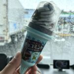 ファミマで【ワッフルコーン　チョコミント】アイス買ってみた♪ パッケージから伝わる爽快感。 ワッフルコーンはサクサクとしていて、ココア味。 チョコミントは見た目