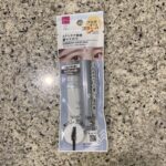 DAISOのコスメコーナーで見つけた【＆．眉マスカラ　フォギーベージュ】を買ってみました。 最近ヘアカラーの色をかなり大幅にチェンジしたので、今まで使っていた眉