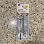 DAISOのコスメコーナーで見つけた【＆．眉マスカラ　ダスティコーラル】を買ってみました。 最近ヘアカラーの色をかなり大幅にチェンジしたので、今まで使っていた眉