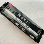 玄関わきの収納スペースの湿気が気になったので、ダイソーの収納グッズコーナーを覗いて「炭湿気とり吸湿量３５０ｍＬ」がよさそうと購入してみました。 薬剤袋の中身は、