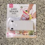 DAISOのキッチン用品コーナーでみつけた【イージーシーラー（ホワイト）】を買ってみました。 まさかDAISOでシーラーを売っているとは思わず、二度見してしまっ