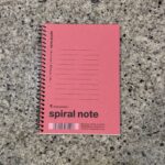 DAISOで小さめのリングノートを探していたところ、【Ａ６スパイラルノート（６ｍｍ横罫、ピンク）】をみつけたので買ってみました。 家で、毎日のToDoリストや、