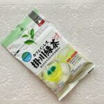 ダイソーでリピート買いしているのは食品だけではなくてお茶もそう。お茶・コーヒーコーナーで「カフェインレス静岡県掛川産緑茶ティーバッグ８Ｐ」があったので購入してみ