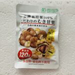 ダイソーの一押し商品ということで、目立つ場所に一棚近く使って陳列されていたむき甘栗１２０ｇ。実は、konbinisampoさんとkonbilossさんが紹介され