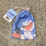 DAISOのキャラクターグッズコーナーでみつけた【ミニ巾着　ドラえもん　どら焼き】を買ってみました。 キャラクターものは基本的に、サンリオかおぱんちゅうさぎしか