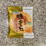 DAISOのお菓子コーナーでみつけた【1枚 味かるた 蜂蜜醤油】を買ってみました。 お菓子コーナーの中にある『よりどり2個100円』のコーナーに並んでいて、1点