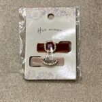 セリアのヘアアクセサリーコーナーでみつけた【クリップ　ベロア　ビジュー　2P】を買ってみました。 こちらは4cmくらいのミニサイズのヘアクリップが2つ入っていて