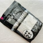 ダイソーで「炭湿気とり吸湿量３５０ｍＬ」を購入したので、一緒に「炭湿気とりつめえ用（吸湿量３５０ｍＬ２袋入）」も購入しました。 本体ケース付きの「炭湿気とり吸湿