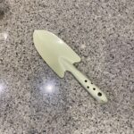 DAISOのガーデニングコーナーでみつけた【共柄移植ごて（アイボリー）】を買ってみました。 DAISOで大人気の家庭菜園用の野菜の種子シリーズの秋の種が入荷して