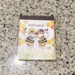 セリアの文房具コーナーでみつけた【mofusand ミニメモ帳 2（全2種）】を買ってみました。 100円ショップのメモ帳コーナーには、キャラクターものの可愛い
