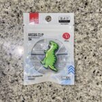 DAISOの季節もの商品のコーナーで見つけた【虫よけクリップ（恐竜）】を買ってみました。 虫に刺されやすい体質なので、虫除けグッズはいろいろと試しに買ってしまう