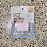 DAISOのコスメコーナーでみつけた【＆．フェイスパウダー　プリズムラベンダー】を買ってみました。 こちらは『テカリをおさえてサラサラ肌に』とあり、裏面にも『お