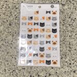 セリアのシールコーナーでみつけた【デザイン紙シール　ねこ】を買ってみました。 シール好き、そしてねこちゃん好きにはたまらない、ねこちゃんのお顔がたくさん入ったデ