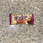 DAISOのお菓子コーナーでみつけた【芋けんぴサンダー】を買ってみました。 まさか、DAISOに普段見かけないタイプのブラックサンダーがあるとは思わず、びっくり