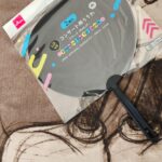 DAISOで買える応援グッズの定番うちわは、コンパクトサイズでデコりやすさ満点。ライブやスポーツチームのグッズ作りにベストマッチの商品。 今回レビューするのは、