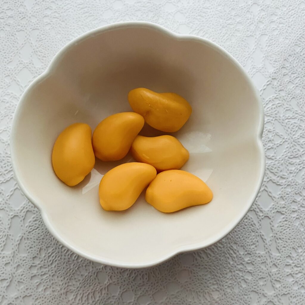 100均 ダイソー むけるグミマンゴー味