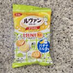 DAISOのお菓子コーナーでみつけた【ルヴァンクラッカー　プライムクリームサンド　mini バナナミルク味】を買ってみました。 実は少し前からセブンイレブンにも
