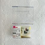 ダイソーの収納コーナーで丁度いいサイズのコレクション陳列棚がないかな？と探して「ディスプレイスタンド２段」がよさそうと購入してみました。 日本製というのがいいで