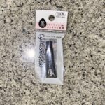 DAISOのコスメコーナーでみつけた【つけまつげ接着剤／黒】を買ってみました。 最近、まつ毛エクステサロンに通うことをやめたいなーと思うようになり、下まつげのみ