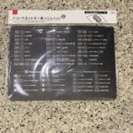 DAISOでみつけた【マウスパッド（ショートカットキー表、モノクロ）】を買ってみました。 DAISOの大型店舗にいくと、つい、その日に買いに来たもの以外にもなに