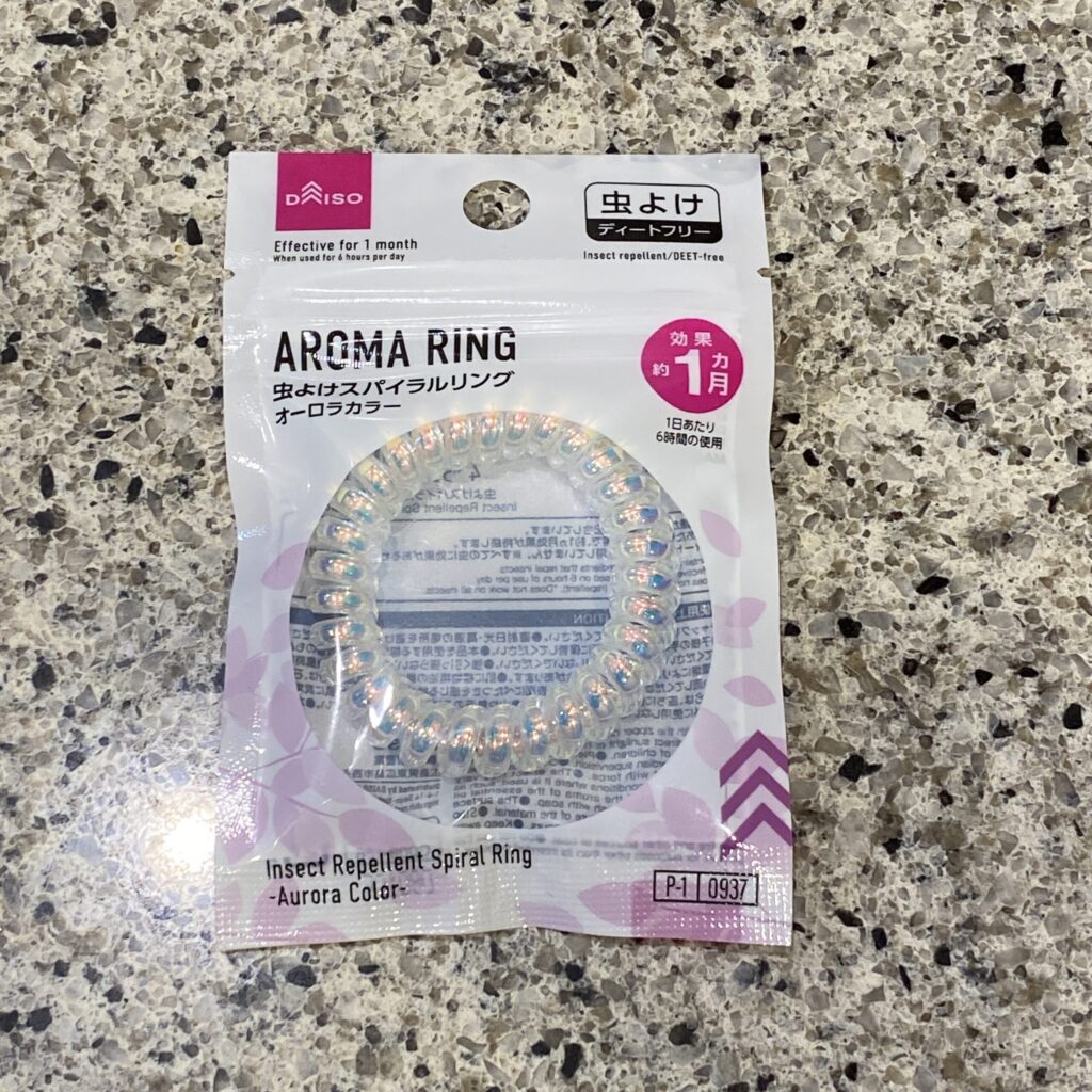 DAISOの季節商品のコーナーでみつけた【虫よけスパイラルリング（オーロラカラー）】を買ってみました。 先日、【虫よけスパイラルリング（サルビアブルー×パープル