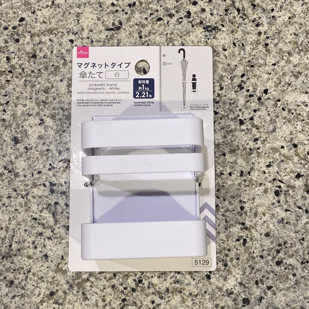 DAISOの雨具などのコーナー