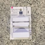 DAISOの雨具などのコーナーでみつけた【傘たて（マグネットタイプ、白）】を買ってみました。 傘立てを玄関に置くと雨の降らない日に邪魔なので、家に傘立てがないま