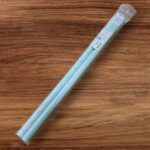 包装紙２本入り クラシカル柄グリーンは、100円で叶う高見えラッピングペーパー。 100円ショップダイソーで手に入る「包装紙２本入り クラシカル柄グリーン」をご