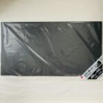 ダイソーではDIYや、ちょっとした工作に使える材料やグッズも豊富！市販では丁度いいサイズがないので、「カラーボード（黒・白アソート）４５０ｍｍ×８４０ｍｍ」を購