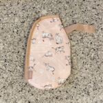 DAISOの季節ものの雑貨コーナーでみつけた【アルミペットボトルホルダー　猫】を買ってみました。 いつも出かける際には家からペットボトルの飲み物と一緒に、内側が