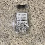 セリアのキッチン用品コーナーでみつけた【コゲ・サビとりステンレスたわし　8個入り】を買ってみました。 こちらは何度もリピートで購入しています。 ミニサイズですが